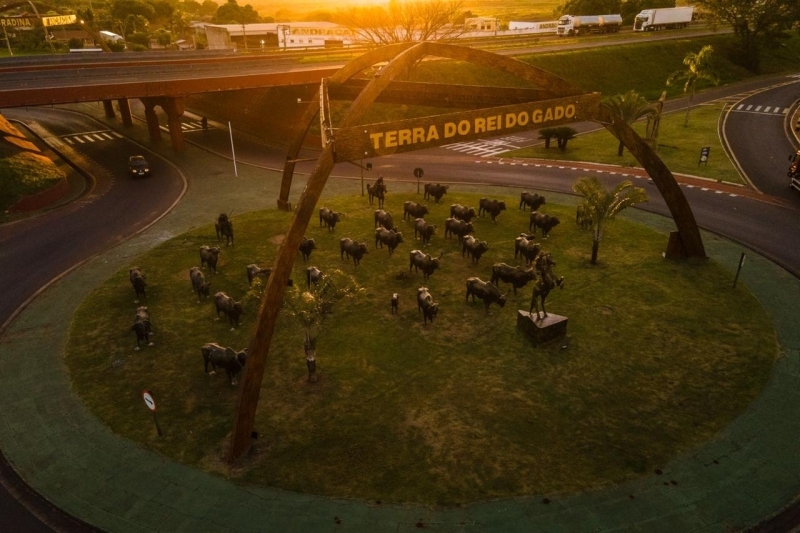 Noticia som-do-berrante-e-incorporado-ao-monumento-ao-rei-do-gado